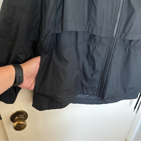 Women’s Nike Black lightweight Windbreaker with hood - Picture 5 of 8